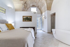 2 bedrooms, desk, WiFi, bed sheets - Tancredi Apartment - Lecce Selection (Lecce)