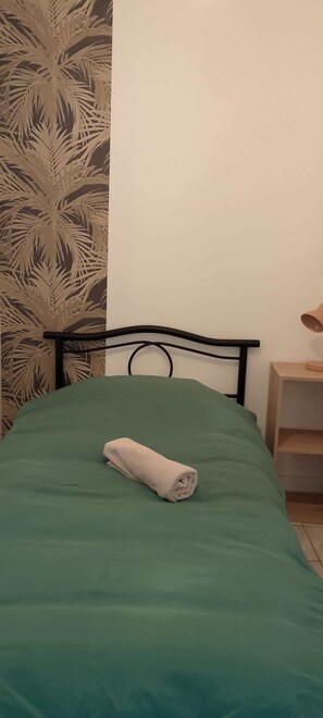 3 makuuhuonetta, vauvan matkasänky, vuodevaatteet