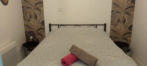 3 habitaciones, cuna de viaje y ropa de cama 