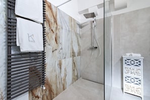 Douche, sĂšche-cheveux, bidet, serviettes fournies