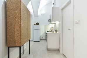 Fridge, oven, cookware/dishes/utensils - Kalinifta Apartment - Lecce Selection (Lecce)