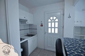 Jääkaappi, mikroaaltouuni, kahvin-/teenkeitin, leivänpaahdin