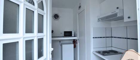 Een koelkast, een microgolfoven, een koffiezetapparaat/waterkoker