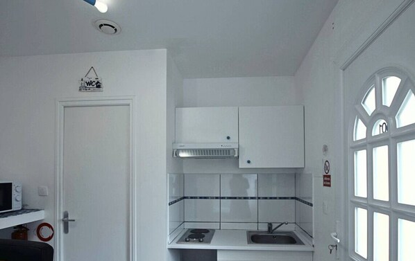Refrigerador, microondas, cafetera/tetera