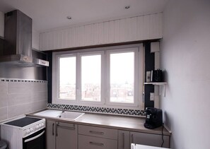 Fridge, oven, coffee/tea maker