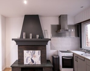 Kühlschrank, Ofen, Wasserkocher mit Kaffee-/Teezubehör