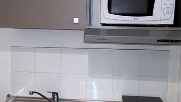 Een koelkast, een microgolfoven, een koffiezetapparaat/waterkoker