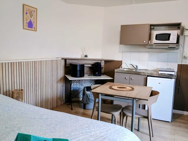 A compact kitchen with a microwave, coffee maker, and a small refrigerator. - Le Meublé Nomade 9, Bollaert, Fac, 2pers, parking (Lens)