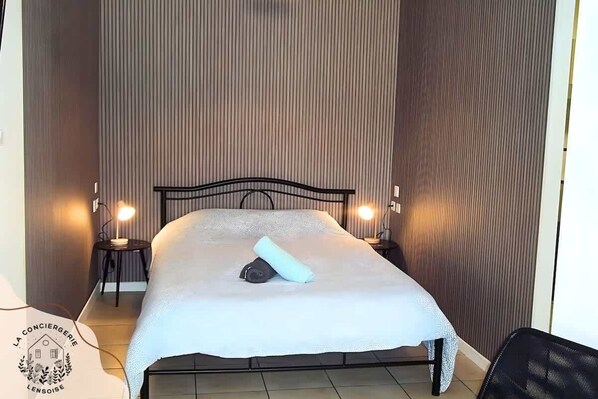 Fer et planche à repasser, lit de bébé portatif, Wi-Fi, literie fournie