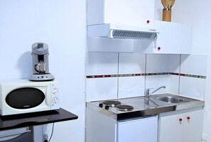 Refrigerador, microondas y cafetera y tetera 