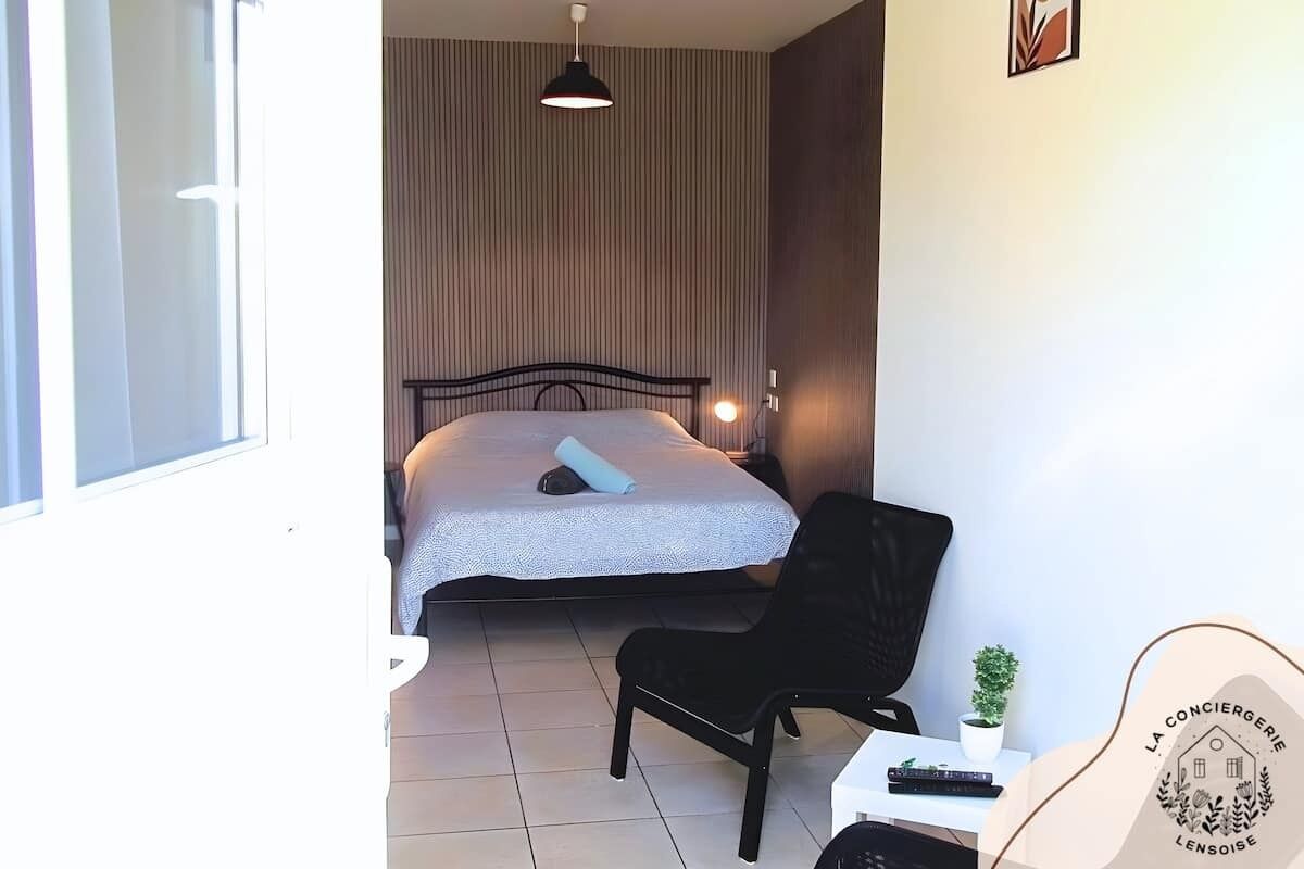 Een strijkplank/strijkijzer, reisbedje, wifi, beddengoed