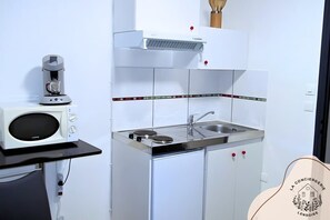 Jääkaappi, mikroaaltouuni, kahvin-/teenkeitin