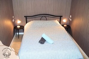 Silitysrauta/-lauta, vauvan matkasänky, Wi-Fi, vuodevaatteet