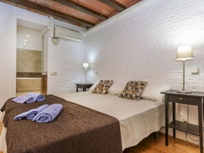 2 bedrooms, desk, Internet