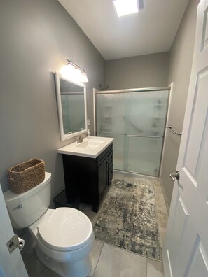 Hair dryer, towels, soap, toilet paper - Private Cozy 1-br condo w/ high ceilings, WiFi, AC in quiet N. Framingham (Framingham)
