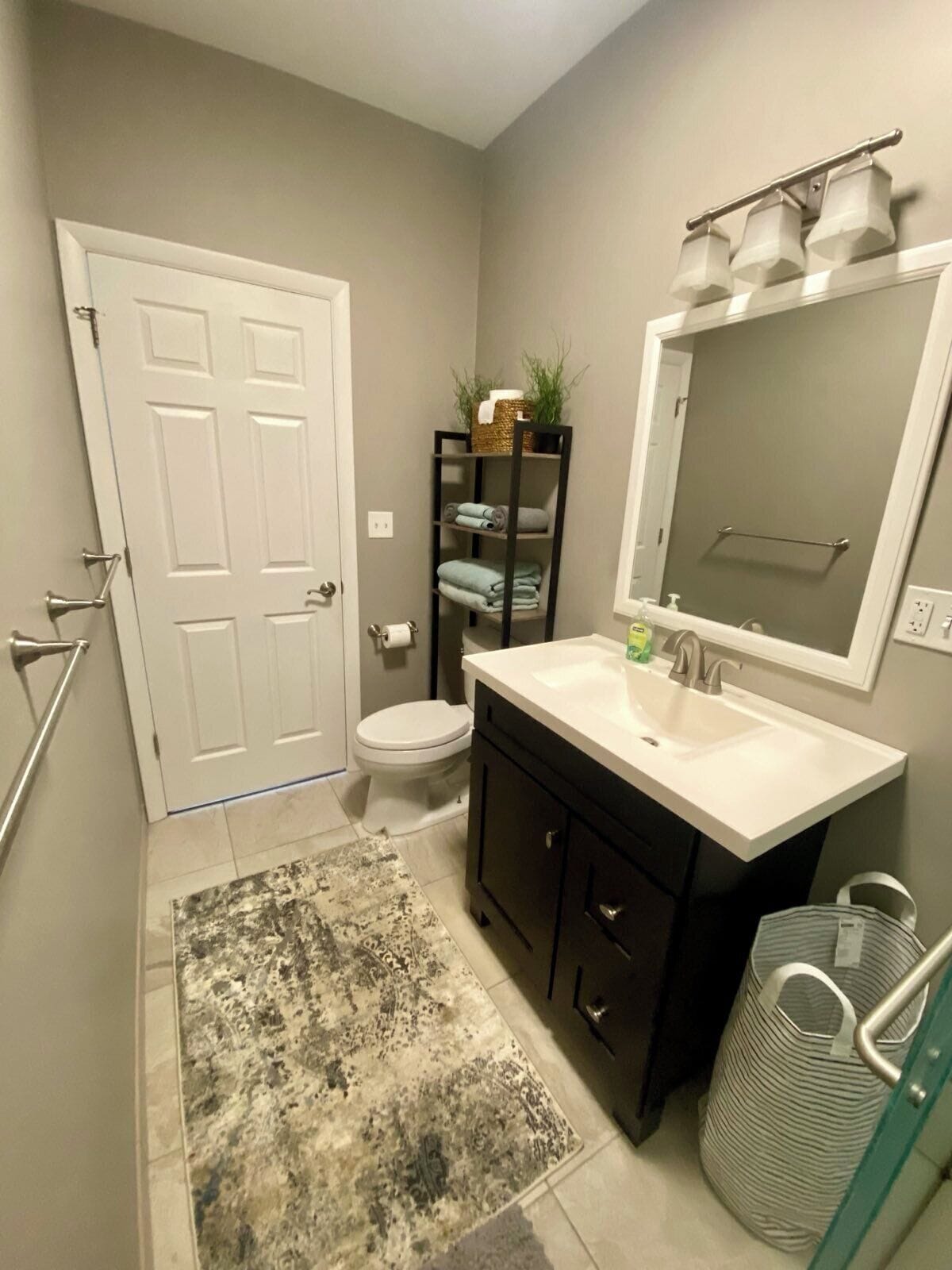 Séchoir à cheveux, serviettes fournies, savon, papier de toilette