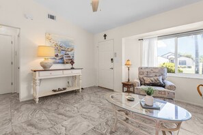 Smart TV - Fresh Water Canal, Pet Friendly, Kayaks & Bikes - Coral Cove Villa - Roelens Vacations (Cape Coral)