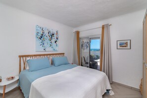 2 bedrooms, desk, iron/ironing board, free WiFi - Casa Leon - 2 bed apartment with stunning sea views & superb location (Carvoeiro)