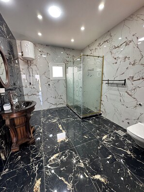Douche, bidet, serviettes fournies, savon