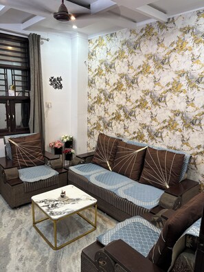 TV, fireplace - Private 1 BHK Apartment in New Delhi Couple Friendly  
 (Delhi)