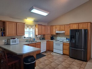 Private kitchen - New to the market, Quiet Cove, Pet Friendly
Whistling Dixie Lake Retreat 3bd/3ba (Wedowee)