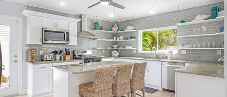 Kylskåp, mikrovågsugn, ugn och spishäll