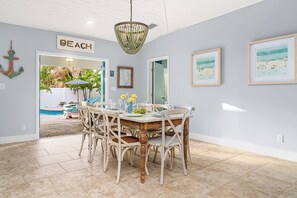 Outdoor dining - Steps to Beach, Heated Salt Pool, Hot Tub, Family Friendly (Indian Rocks Beach)