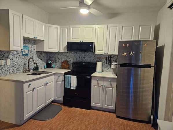 Réfrigérateur, micro-ondes, four, plaque de cuisson