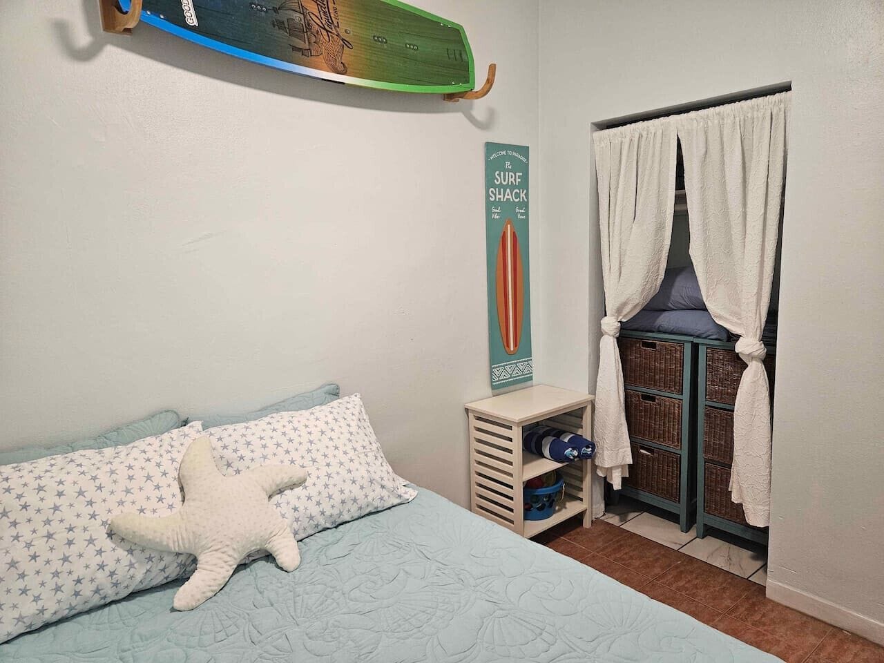 Tabla de planchar con plancha, wifi y ropa de cama 