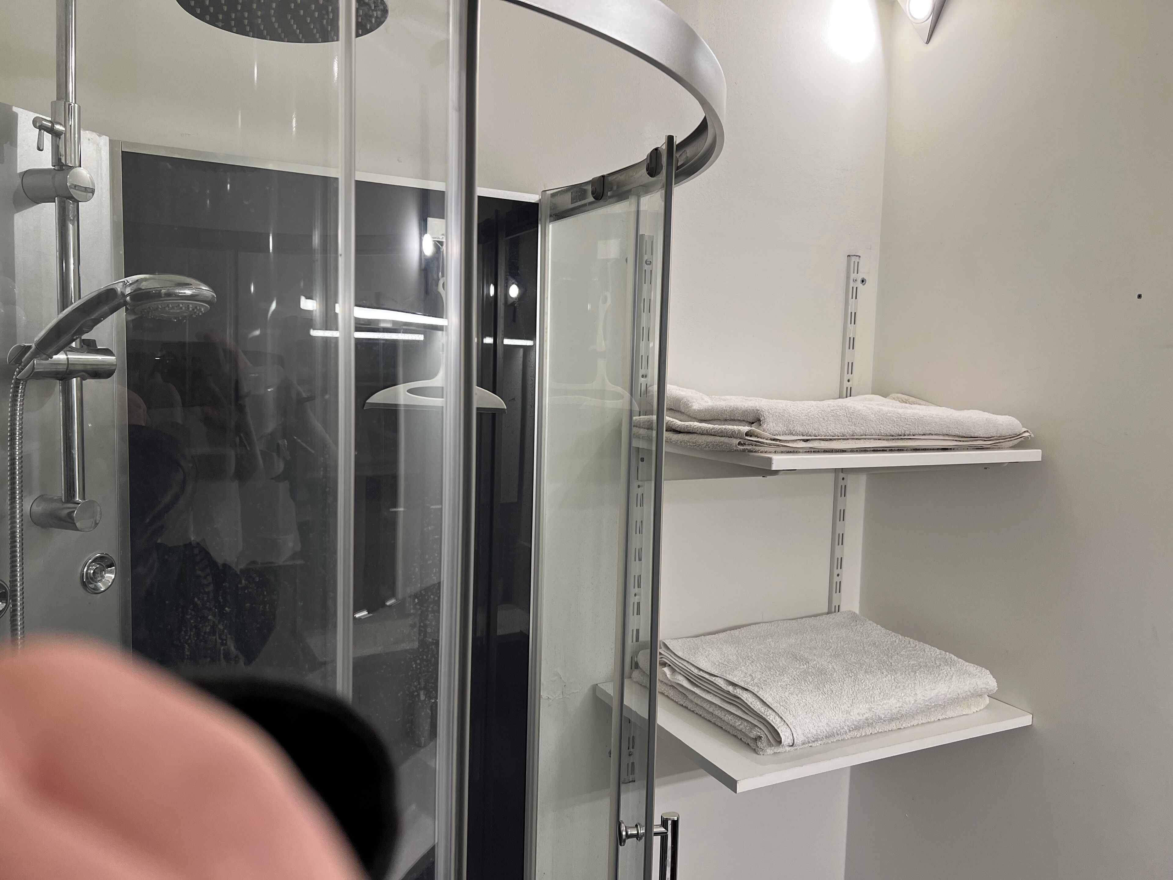 Dusj, hårføner, håndklær og såpe