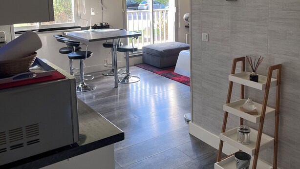 A modern kitchen with a dining area, large windows, and a view of the outside. - Zenith/Stadium/Expo Park/Sports Palace, Apt 2 rooms 4pers private parking (Caen)