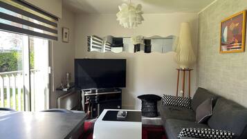 Smart TV, lettore DVD, videoteca, impianto stereo