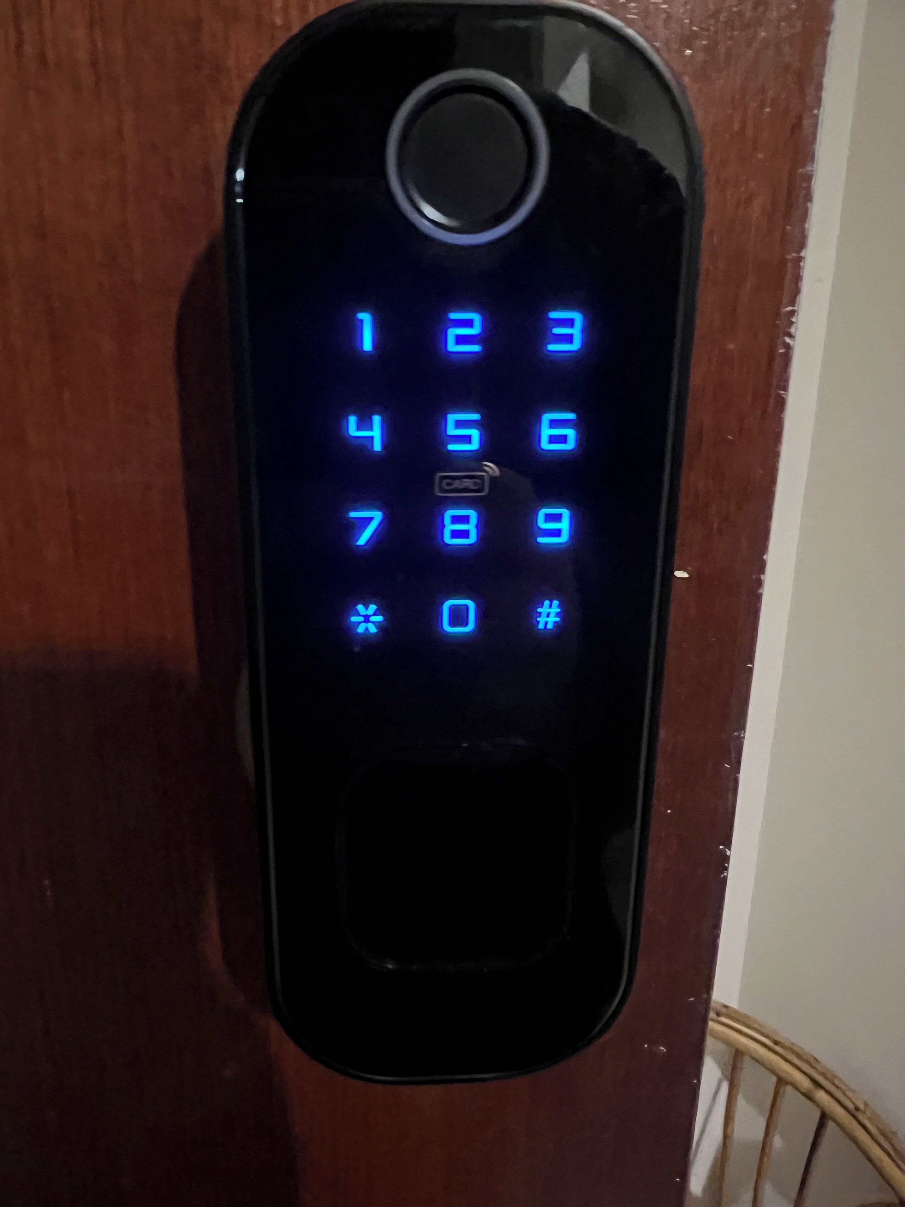 Un teclado con números y símbolos iluminados, probablemente para una cerradura o sistema de seguridad.