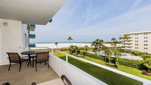 Outdoor dining - Lovely 2 bedroom/2 bath beachfront condo (Marco Island)