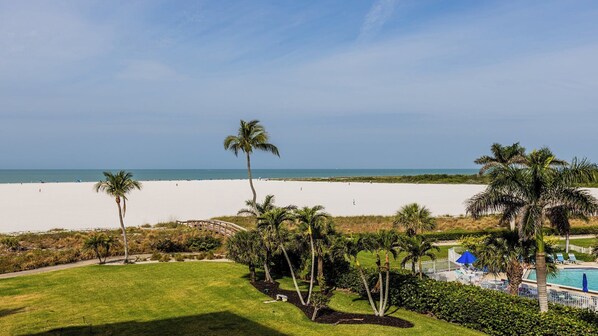 On the beach - Lovely 2 bedroom/2 bath beachfront condo (Marco Island)