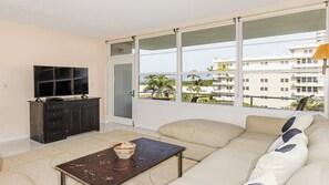 TV - Lovely 2 bedroom/2 bath beachfront condo (Marco Island)