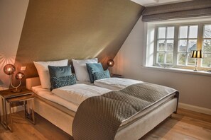 3 bedrooms, in-room safe, desk, iron/ironing board