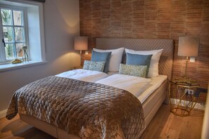 3 bedrooms, in-room safe, desk, iron/ironing board