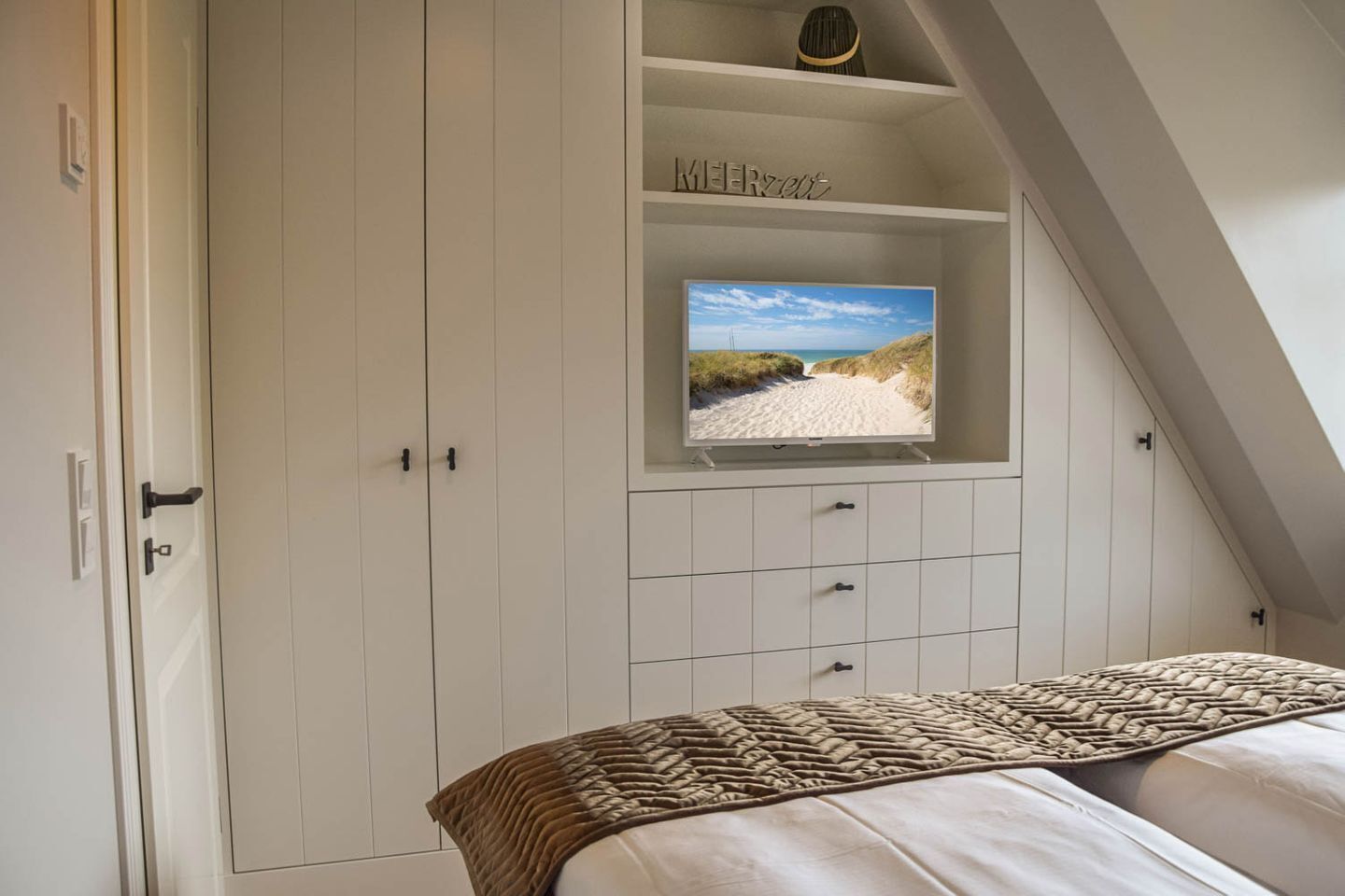 4 bedrooms, in-room safe, iron/ironing board, WiFi