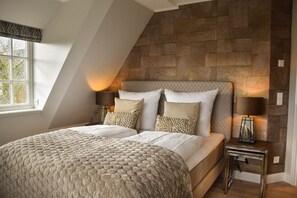 4 bedrooms, in-room safe, iron/ironing board, WiFi