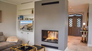 Fernseher, Kamin, Stereoanlage