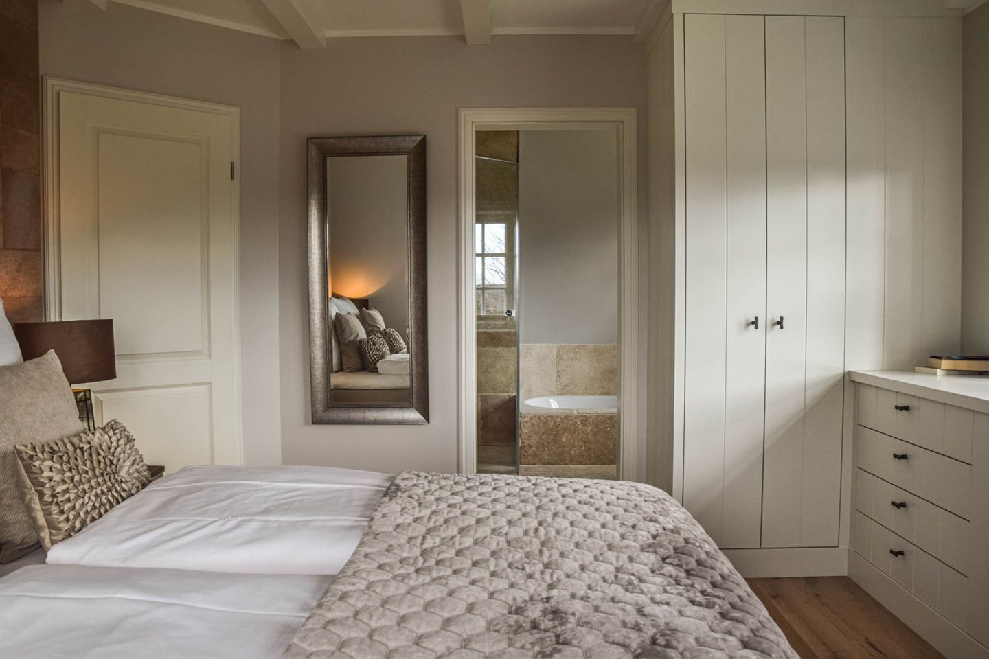 4 chambres, coffres-forts dans les chambres, fer et planche à repasser
