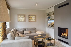 Televisión, chimenea y estéreo 