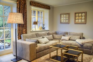 Televisión, chimenea y estéreo 