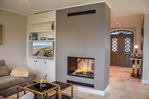Televisión, chimenea, estéreo