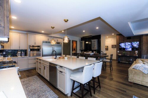 Brand New Lavish 6 bedroom Lake House with Pool and Dock in Luxurious Porta Cima