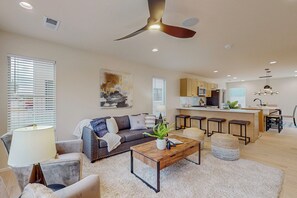 Living area - Downtown Gem with Private Balconies in Albuquerque with WiFi, AC (Albuquerque)