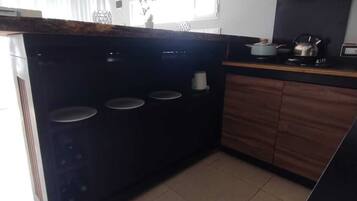 Microondas, horno, cafetera/tetera, tostadora