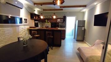 Micro-ondes, four, cafetiĂšre/bouilloire, grille-pain