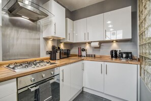 Kühlschrank, Mikrowelle, Ofen, Geschirrspüler